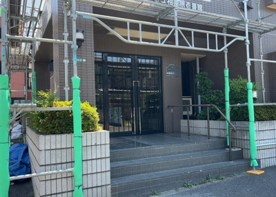 【玄関】 | レサージュ相模原壱番館 | 玄関は家の顔でもあり、家族以外の目にも止まる場所です。玄関は外との間を仕切る扉、靴などをしまっておく収納スペース、靴脱ぎのたたきスペース、来客とのやり取りをするドアホンなど複数のアイテムからなります。