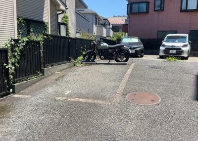 【駐車場】 | レサージュ相模原壱番館 | 車一台あたりに必要なスペースは、標準サイズの普通自動車で横幅2m50cm、長さ5mは必要になります。ただし、乗降のことも考慮して横幅3m30cm、長さ5m50cmほどは確保できるところを選びましょう。