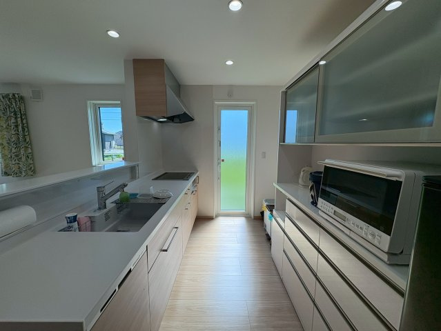 泉中央五丁目中古戸建のキッチン|食器棚もあり収納スペースもバッチリです♪
【行橋市　中古戸建】