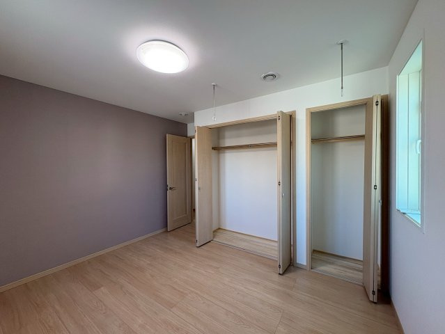 泉中央五丁目中古戸建の洋室|収納スペースもバッチリ♪
【行橋市　中古戸建】