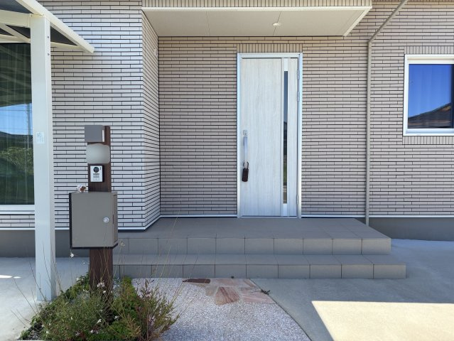 泉中央五丁目中古戸建の玄関|段差も少なく小さいお子様も安全です♪
【行橋市　中古戸建】