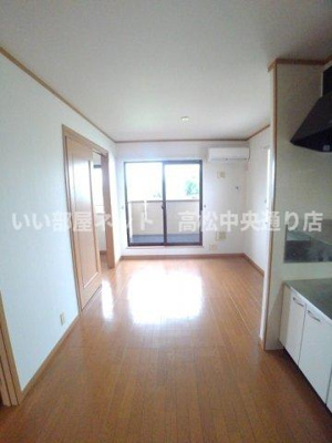 【居間・リビング】 | ロイヤルガーデンハイツＢ