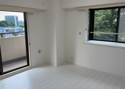 【洋室】 | 八王子北野台パークホームズ | 洋室のメリットは重い家具が置きやすく、身の回りが整理しやすいことです。 床がフローリングのため畳とは異なり凹みにくいです。 クローゼットなど収納が豊富で、普段使わない旅行カバンや服の整頓も簡単にです。