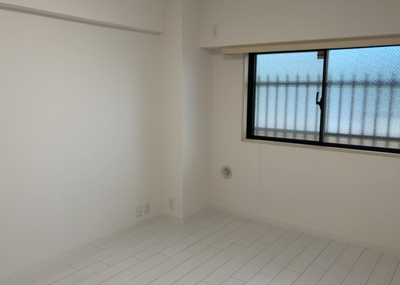 【寝室】 | 八王子北野台パークホームズ | 寝室でゆっくりと過ごすためにはベッド周りの適度な空間を担保することや窓の位置、照明の明るさ、寝室の広さなどを考える必要があります。自身や家族の構成とライフスタイルに併せて寝室にする部屋を選びましょう！