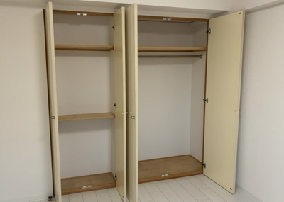 【収納】 | 八王子北野台パークホームズ | デザイン性を重視しすぎて収納が少なかった！なんてことにならないため、事前に現地で収納の数を確認しておくことをお勧めします。クローゼット以外にも床下収納や屋根裏収納、パントリーなどもチェックしましょう。