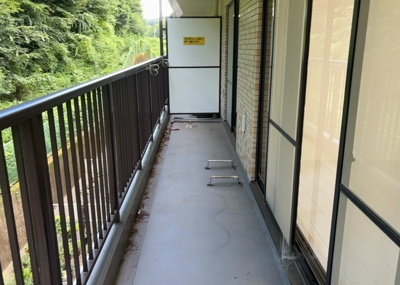 【バルコニー】 | 八王子北野台パークホームズ | バルコニーは、室外の専用スペースのうち、「屋根がなく開放された空間」であるものを指します。ベランダより広いタイプのものが多く、日当たりもよいため家庭菜園などを楽しみたい人にとって適した環境となります。