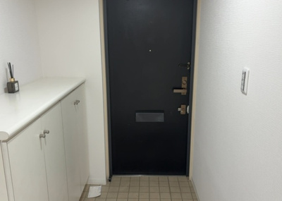 【玄関】 | 八王子北野台パークホームズ | 玄関は家の顔でもあり、家族以外の目にも止まる場所です。玄関は外との間を仕切る扉、靴などをしまっておく収納スペース、靴脱ぎのたたきスペース、来客とのやり取りをするドアホンなど複数のアイテムからなります。