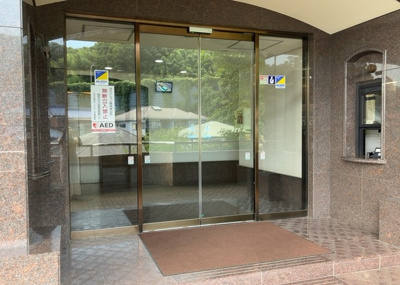 【エントランス】 | 八王子北野台パークホームズ | マンションのエントランスには、もともと風よけや防犯の役割がありますが、マンションによって宅配ボックスなどの設備が備わっている所もあります。日々の生活をイメージしながら生活しやすさをチェックしましょう。