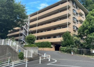 【現況写真】 | 八王子北野台パークホームズ | 外観はマンション管理がされているかの目安になります。築年数が古いと、壁面は劣化してひび割れが生じることも！建物が古びていても細かいところが修繕されていると、きちんと管理されているなぁと感じるでしょう。