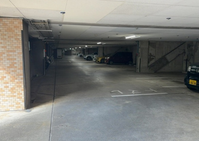 【駐車場】 | 八王子北野台パークホームズ | 車一台あたりに必要なスペースは、標準サイズの普通自動車で横幅2m50cm、長さ5mは必要になります。ただし、乗降のことも考慮して横幅3m30cm、長さ5m50cmほどは確保できるところを選びましょう。