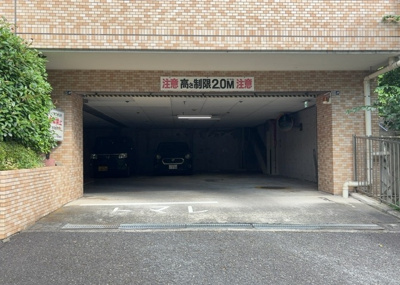 【駐車場】 | 八王子北野台パークホームズ | 駐車場と明記されていても、最小スペースでつくられた駐車場だと大型車は駐車できなかったり、出入りしにくくなったりする可能性があります。お車のサイズと購入したい物件の駐車場のサイズを現地で確認しましょう。