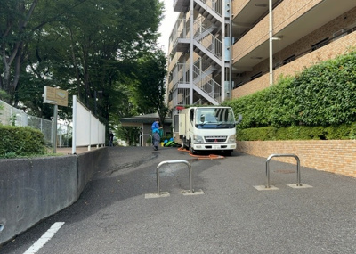 【庭】 | 八王子北野台パークホームズ | 物件によっては、入居者が個人的に使用できる専用庭がついているものもあります。また、住宅の中にある土間の部分を庭と呼ぶこともあります。庭の用途は住む人によって変わり、それによってデザインもさまざまです。