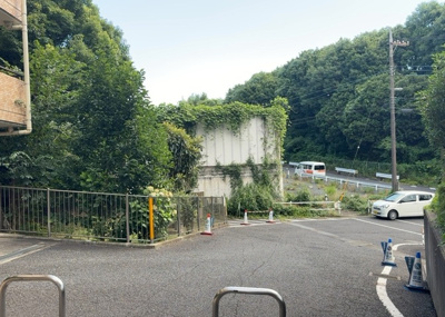 【中庭】 | 八王子北野台パークホームズ | 中庭（パティオ）とは、一つの建築物の内部に設けられた、壁などで囲われている庭のことを指します。コの字型、ロの字型が主流ですが、L字型の中庭もあります。最近では、インテリア性の高さからも人気があります。