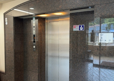 【設備】 | 八王子北野台パークホームズ | 共有部分は、住民なら誰もが使える設備のこと。例えば駐車場やエレベーター、インターネット設備、セキュリティ設備などがあります。他にも、マンションの廊下・外部階段やエントランス・ゴミ置き場などがあります。