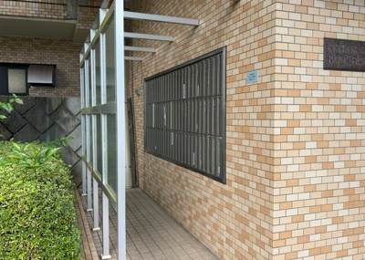 【設備】 | 八王子北野台パークホームズ | エントランス付近に設置されている集合ポストは、住んでいる部屋と離れているため、ポストをあさるなど誰かに何かされていても被害に気づきにくいです。入居する時には他人に特定されにくい番号で鍵をかけましょう！