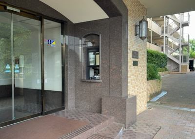 【受付】 | 八王子北野台パークホームズ | 受付はマンションコンシェルジュがいる場合もあれば、管理人が滞在する小部屋を総称して呼ぶことがあります。主にエントランスに設置されていることから、防犯面でも期待ができます。防犯設備がない場合はより安心！