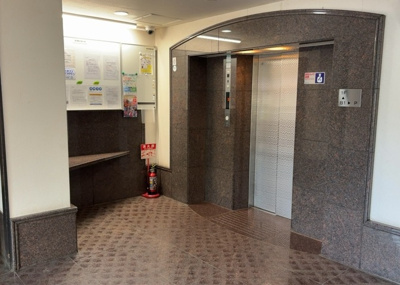 【ロビー】 | 八王子北野台パークホームズ | ラウンジは、マンションの共用スペースに椅子やテーブルなどを配置した利用者が寛げる空間です。屋内型ラウンジと屋外型ラウンジがあります。共用部分の管理状況と合わせて、詳細については現地でご確認ください。