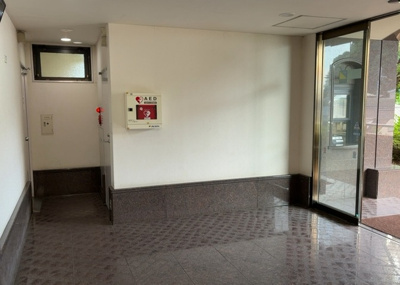 【ロビー】 | 八王子北野台パークホームズ | ロビーというと、エントランスと何がちがうの？と思いますよね。実はロビーとエントランスには明確な決まりはありません。物件によっては、エントランスを入って広がるある程度の広さのある空間がロビーとなります。