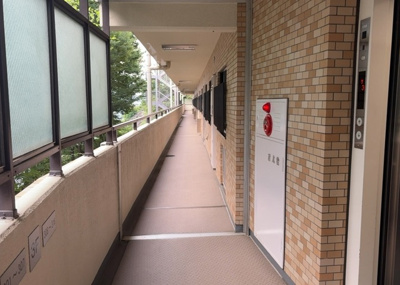 【その他共用部分】 | 八王子北野台パークホームズ | 共有部分は、住民なら誰もが使える設備のこと。例えば駐車場やエレベーター、インターネット設備、セキュリティ設備などがあります。他にも、マンションの廊下・外部階段やエントランス・ゴミ置き場などがあります。