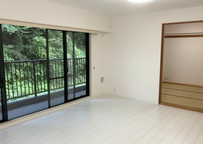 【ダイニング】 | 八王子北野台パークホームズ | ダイニングは、食事や家族の団らんスペースとしてだけではなく、ほかの用途としても使用することができます。ダイニングテーブルを置き、食事のためのスペースを作ることでリビングとの差別化を図ることができます。