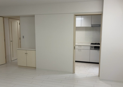 【キッチン】 | 八王子北野台パークホームズ | L型アイランドタイプは、キッチンからダイニングにもリビングにも目が行き届くので、とても使いやすい配置です。L字型独立タイプは、キッチンを独立させてるためLDKというよりもLDといった様なイメージです。