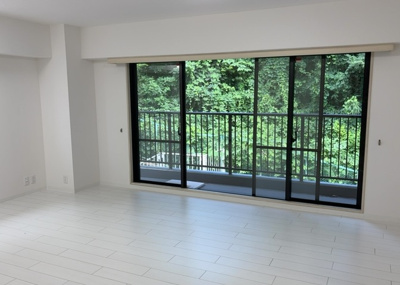 【居間・リビング】 | 八王子北野台パークホームズ | リビングの間取りの種類は大きくわけてリビングとダイニングが別になっているタイプ、リビングダイニング一体型です。どちらも一長一短ですので、家を選ぶ時はその両面をチェックして決めるようにしましょう。