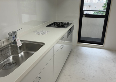 【キッチン】 | 八王子北野台パークホームズ | 標準的なシステムキッチンの横幅は、165cm～300cm程度です。2100・2400・2550・2700などミリ単位で表記されます。普段どのように料理をするのかを想定しながら合ったサイズを選びましょう