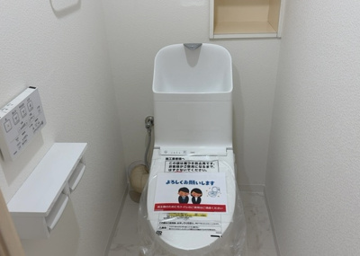 【トイレ】 | 八王子北野台パークホームズ | トイレは大きさや形、機能、抗菌性などが異なる多種多彩なタイプが各メーカーから出ています。それぞれに良さがあるため、事前にどういったタイプのトイレがいいのかをご家庭内で決めて、内見に行くといいでしょう。