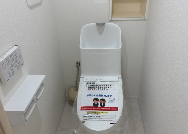 【トイレ】 | 八王子北野台パークホームズ | トイレは大きさや形、機能、抗菌性などが異なる多種多彩なタイプが各メーカーから出ています。それぞれに良さがあるため、事前にどういったタイプのトイレがいいのかをご家庭内で決めて、内見に行くといいでしょう。