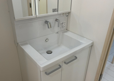 【独立洗面台】 | 八王子北野台パークホームズ | 洗面化粧台では顔を洗ったり、身だしなみを整えることが本来の使い方ですが、用途によっては洗面化粧台に求められる機能が違ってくるため、ご自身や家族のライフスタイルに合ったものを選ぶことをおすすめ致します。