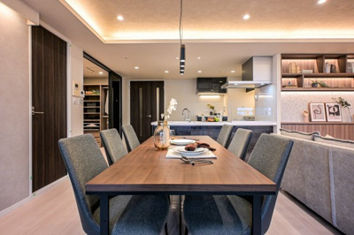 【居間・リビング】 | THE TOKYO TOWERS SEA TOWER | こちらのリビングで趣味の時間をお楽しみください