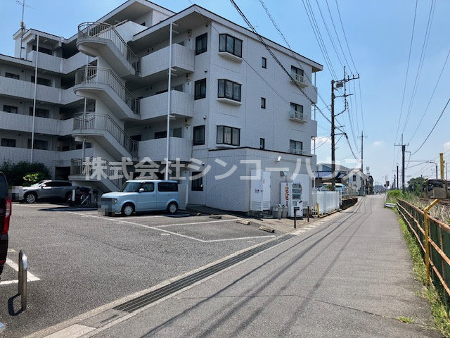 【外観】 | パレドール久喜Ⅱ | 前面道路含む現地写真。道路を挟んで線路が通っています。