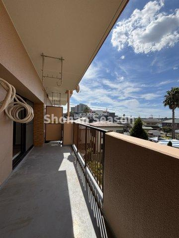 【バルコニー】 | 広々バルコニーなので、植物を育てたり屋外用のチェアを置くのもおすすめです☆