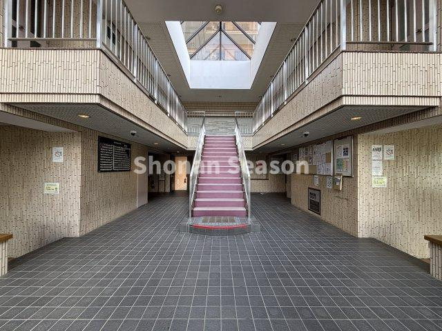 【エントランス】 | 移動も楽々なエレベーターあります♪