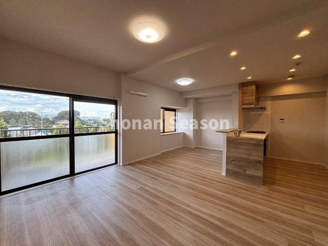 【居間・リビング】 | LDKは、ダイニングとリビングの空間を分けやすい横長リビングの間取りです。