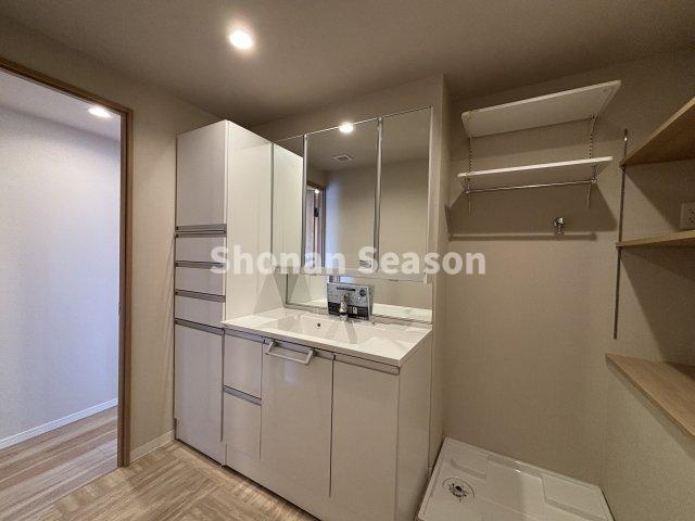 【独立洗面台】 | 収納豊富な洗面室で、シャンプーなどのストックも保管できます◎