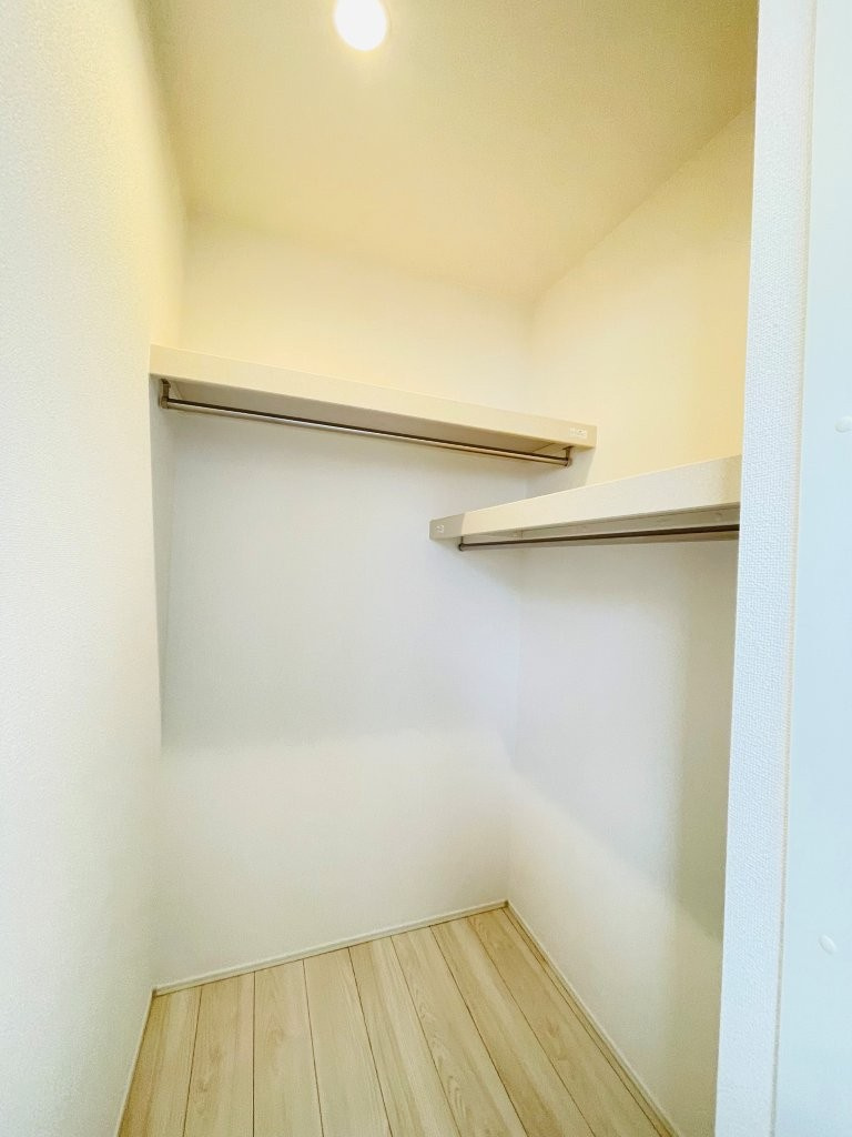 豊田市栄町　新築分譲住宅　全3棟　1号棟の収納|ウォークインクローゼットは衣類だけでなく、バッグや帽子、アクセサリーなども収納でき管理がしやすいです。