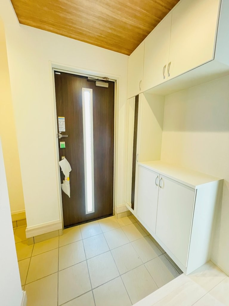 豊田市栄町　新築分譲住宅　全3棟　1号棟の玄関|大容量のシューズボックス付きで玄関が靴で散らかりません。