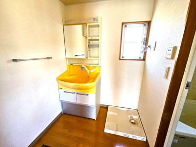 【独立洗面台】 | ハウズ坂口 | 独立洗面台、小物を置くことができて便利です