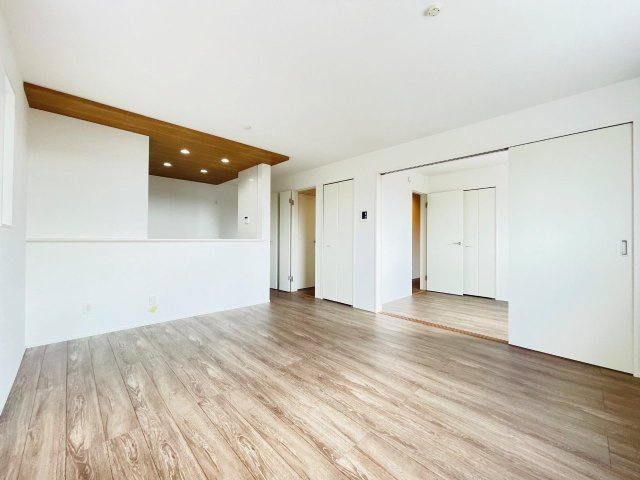 豊田市栄町　新築分譲住宅　全3棟　2号棟の居間・リビング|家族でくつろげる広々としたリビングダイニング。