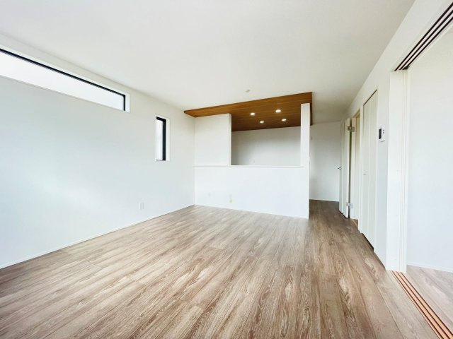 豊田市栄町　新築分譲住宅　全3棟　2号棟の居間・リビング|どこにいても家族の顔が見える、明るく開放的なLDK。