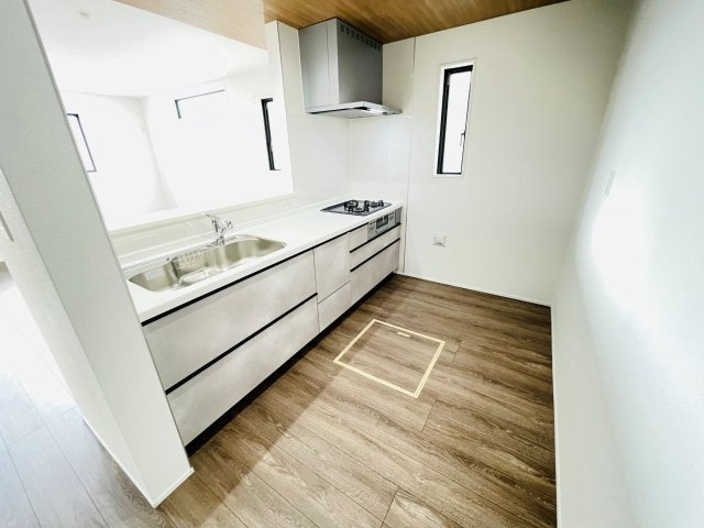 豊田市栄町　新築分譲住宅　全3棟　2号棟のキッチン|広いシステムキッチンでお子様と一緒にお料理もできます。