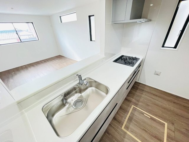 豊田市栄町　新築分譲住宅　全3棟　2号棟のキッチン|浄水器一体型水栓です。