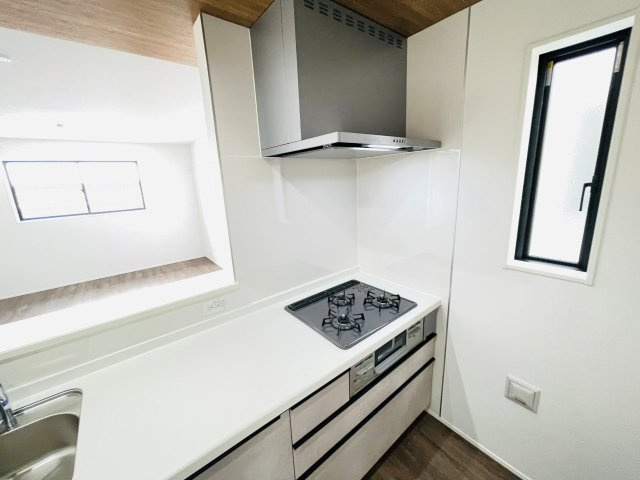 豊田市栄町　新築分譲住宅　全3棟　2号棟のキッチン|便利な3口コンロ。