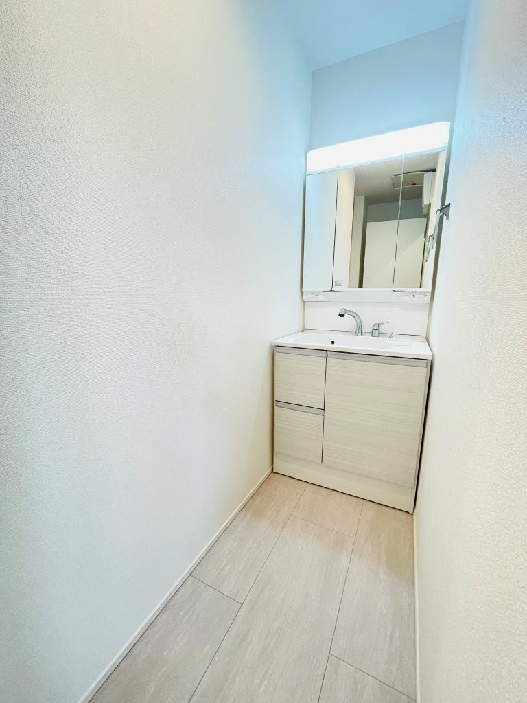 豊田市栄町　新築分譲住宅　全3棟　2号棟の独立洗面台|三面鏡仕様の洗面台！鏡の裏は収納になっています♪
