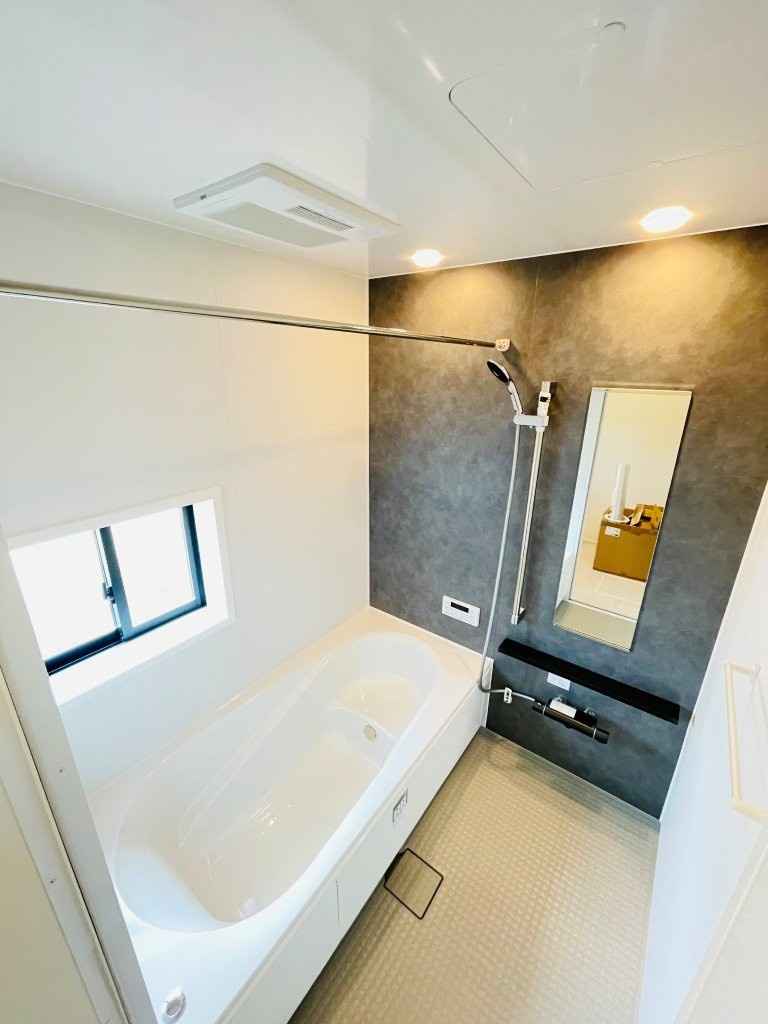 豊田市栄町　新築分譲住宅　全3棟　2号棟の浴室|１坪タイプのユニットバス！浴槽は断熱材入りでお湯が冷めにくいです♪浴室乾燥機で梅雨の時期は洗濯物を乾かせます！