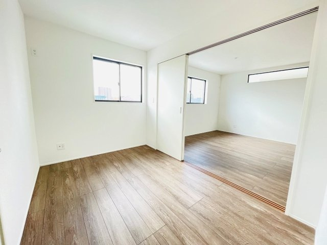 豊田市栄町　新築分譲住宅　全3棟　2号棟の洋室|リビングに隣接した居室は、家事スペースやキッズスペースとしても活躍します！収納も完備。