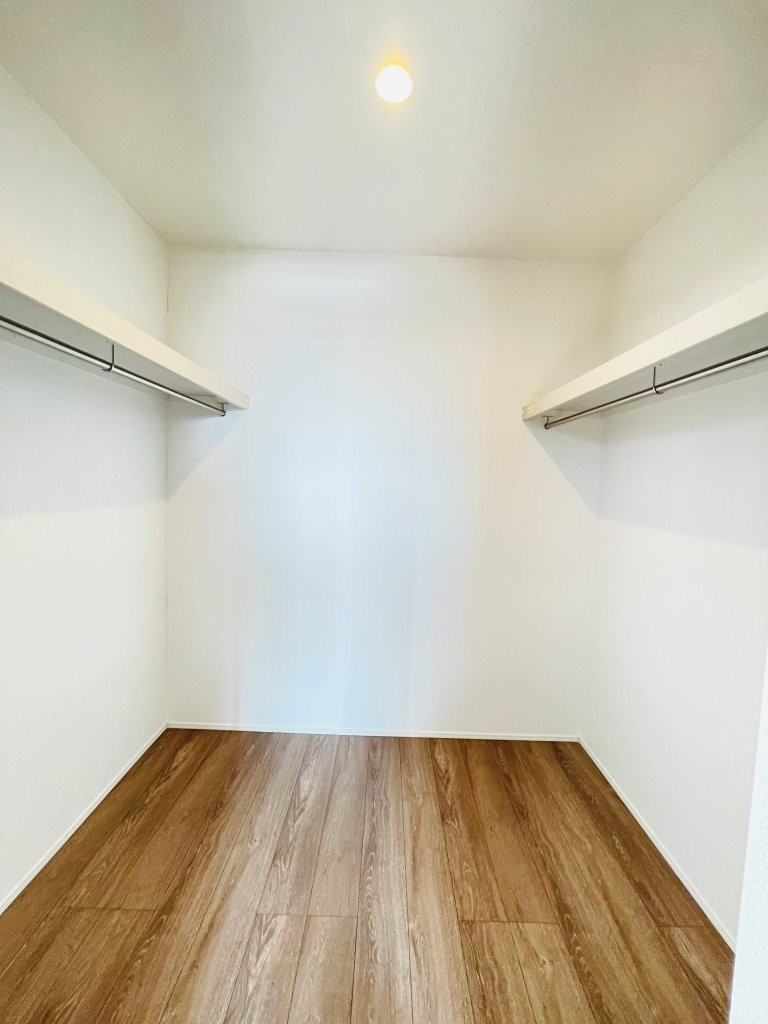 豊田市栄町　新築分譲住宅　全3棟　2号棟の収納|居室にはウォークインクローゼットを完備。家族の衣類がスッキリ片付きます♪