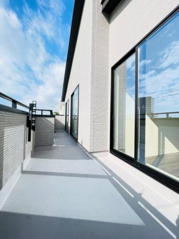 豊田市栄町　新築分譲住宅　全3棟　2号棟のバルコニー|日当たりの良いバルコニーには洗濯物がたくさん干せます♪