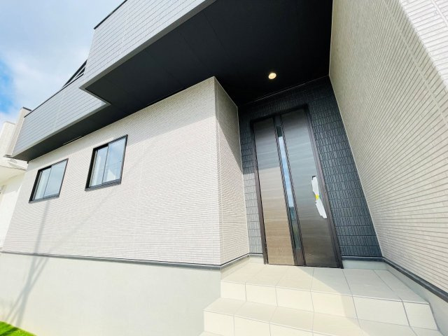 豊田市栄町　新築分譲住宅　全3棟　2号棟の玄関|玄関ポーチがあるので、雨の日でも濡れることがなくドアの開け閉めができます。